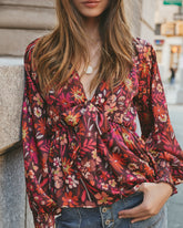 Village Views – Babydoll-Bluse mit Blumenmuster und Bindeband vorne